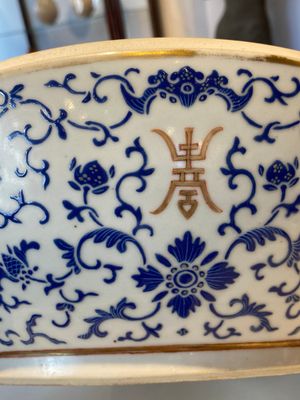 Grande boîte ronde couverte en porcelaine de Chine à décor de lotus en émail bleu, marque et époque de Guangxu — photo 21
