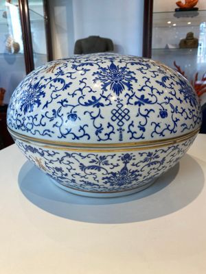 Grande boîte ronde couverte en porcelaine de Chine à décor de lotus en émail bleu, marque et époque de Guangxu — photo 5