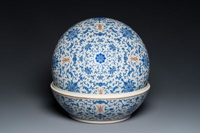 Grande boîte ronde couverte en porcelaine de Chine à décor de lotus en émail bleu, marque et époque de Guangxu