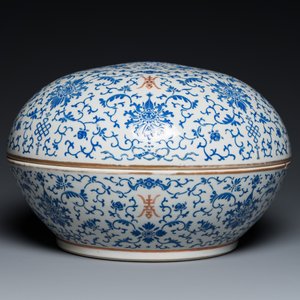 Grande boîte ronde couverte en porcelaine de Chine à décor de lotus en émail bleu, marque et époque de Guangxu — photo 4