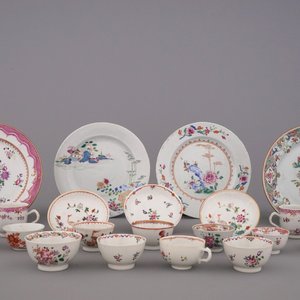 Grande collection d'assiettes, tasses et sous tasses, famille rose, Chine, 18e — photo 1