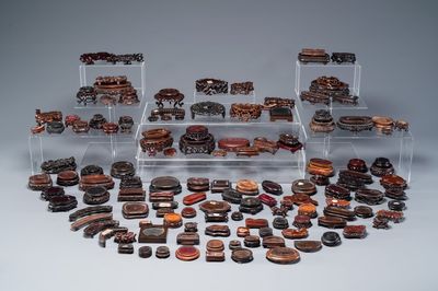 Grande collection de 137 petits socles variés en bois, Chine, 19/20ème