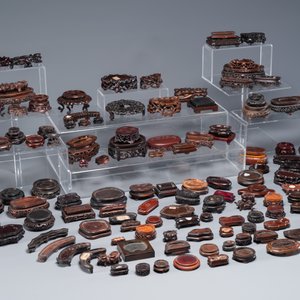 Grande collection de 137 petits socles variés en bois, Chine, 19/20ème — photo 3