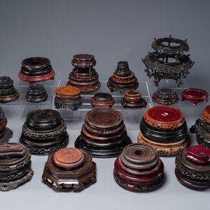 Grande collection de 54 socles variés en bois, Chine, 19/20ème — photo 1