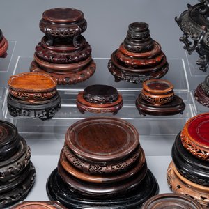 Grande collection de 54 socles variés en bois, Chine, 19/20ème — photo 2