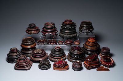 Grande collection de 58 socles variés en bois, Chine, 19/20ème
