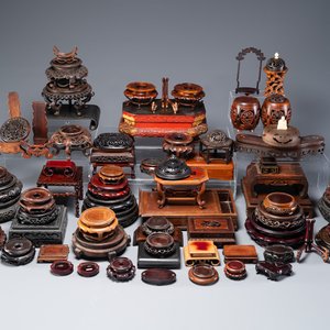 Grande collection de 76 socles et couvercles variés en bois et 2 boîtes, Chine, 19/20ème — photo 1