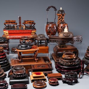 Grande collection de 76 socles et couvercles variés en bois et 2 boîtes, Chine, 19/20ème — photo 12