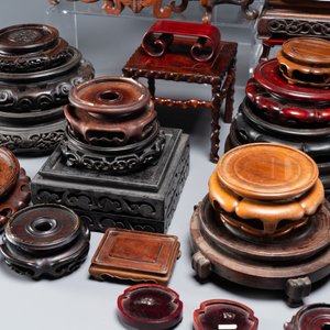 Grande collection de 76 socles et couvercles variés en bois et 2 boîtes, Chine, 19/20ème — photo 14