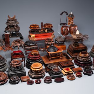 Grande collection de 76 socles et couvercles variés en bois et 2 boîtes, Chine, 19/20ème — photo 2