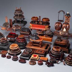 Grande collection de 76 socles et couvercles variés en bois et 2 boîtes, Chine, 19/20ème — photo 3