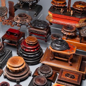 Grande collection de 76 socles et couvercles variés en bois et 2 boîtes, Chine, 19/20ème — photo 4