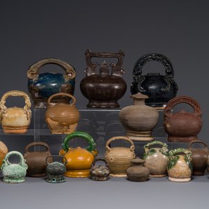 Grande collection de dix-neuf pots à chaux en grès, Vietnam, 14ème et postérieur — photo 2