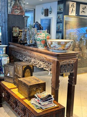 Grande console de type 'tiaoan' en bois de jichimu sculpté à décor de lingzhi et chilong, Chine, 19/20ème — photo 1