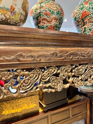 Grande console de type 'tiaoan' en bois de jichimu sculpté à décor de lingzhi et chilong, Chine, 19/20ème — photo 5