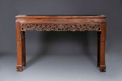 Grande console de type 'tiaoan' en bois de jichimu sculpté à décor de lingzhi et chilong, Chine, 19/20ème
