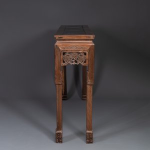 Grande console de type 'tiaoan' en bois de jichimu sculpté à décor de lingzhi et chilong, Chine, 19/20ème — photo 2
