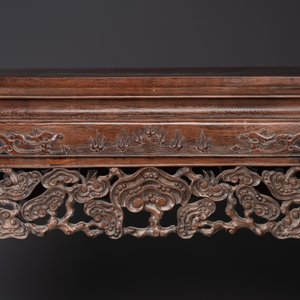 Grande console de type 'tiaoan' en bois de jichimu sculpté à décor de lingzhi et chilong, Chine, 19/20ème — photo 6