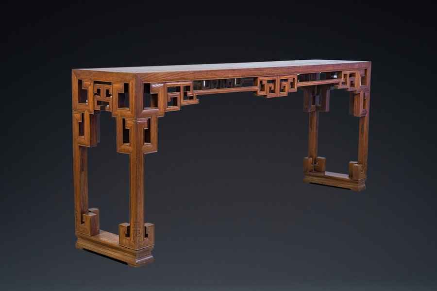 Grande console de type 'tiaoan' en bois d'orme à décor géométrique, Chine, 19/20ème — photo 1