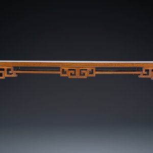 Grande console de type 'tiaoan' en bois d'orme à décor géométrique, Chine, 19/20ème — photo 4