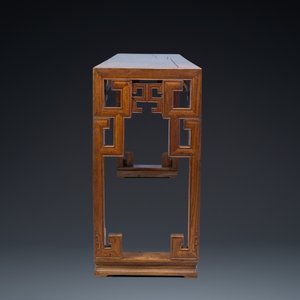 Grande console de type 'tiaoan' en bois d'orme à décor géométrique, Chine, 19/20ème — photo 5