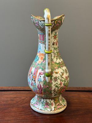 Grande et rare aiguière en porcelaine de Chine famille rose de Canton, 19ème — photo 2