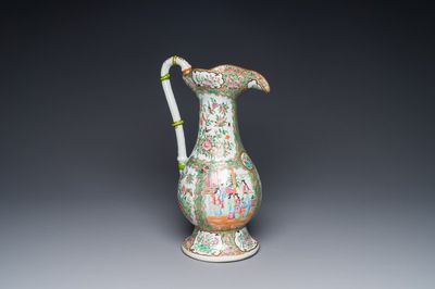Grande et rare aiguière en porcelaine de Chine famille rose de Canton, 19ème