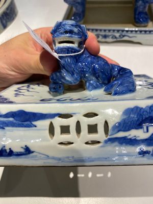 Grande garniture d'autel en porcelaine de Chine en bleu et blanc, 19ème — photo 38