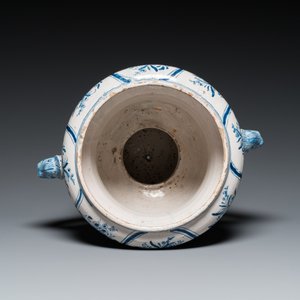 Grande jardinière à deux anses en forme de dauphins en faïence de la Frise en bleu et blanc, Makkum, 18ème — photo 7