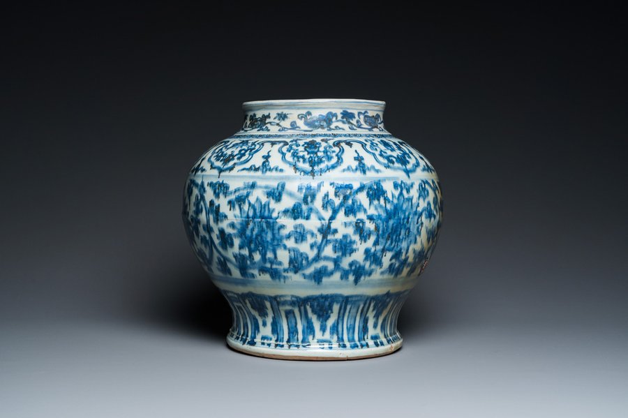 Grande jarre de type 'guan' en porcelaine de Chine en bleu et blanc à décor de rinceaux de lotus, Ming — photo 1
