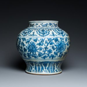 Grande jarre de type 'guan' en porcelaine de Chine en bleu et blanc à décor de rinceaux de lotus, Ming — photo 1