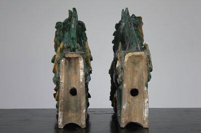 Grande paire d'ornements de toit en glaçure sancai, poss. dynastie Ming