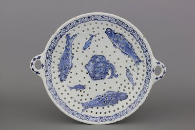 Grande passoire en faïence de Delft, bleu et blanc, 18e