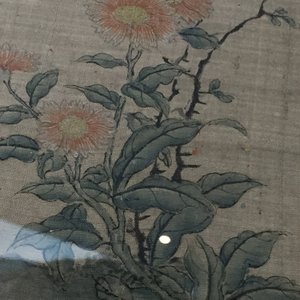 Grande peinture sur rouleau, encadrée, à décor d'oiseau et de fleurs, Chine, 18e — photo 3