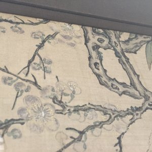 Grande peinture sur rouleau, encadrée, à décor d'oiseau et de fleurs, Chine, 18e — photo 10