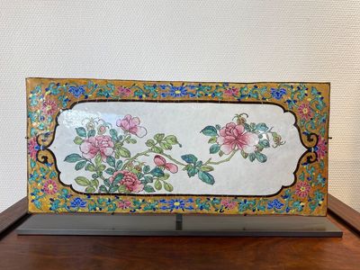 Grande plaque en émaux de Canton à décor floral sur fond jaune doré, Chine, Yongzheng — photo 1