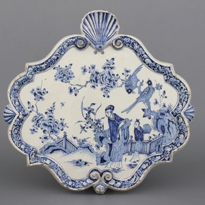 Grande plaque en faïence de Delft, bleu et blanc avec chinoiserie, 18e — photo 1