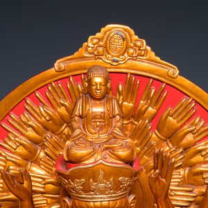 Grande sculpture d'Avalokitesvara à 18 bras en bois laqué rouge et doré, Vietnam, 19/20ème — photo 6