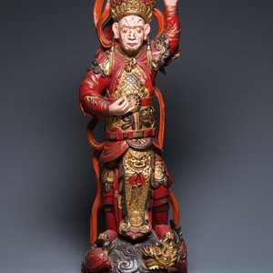 Grande sculpture d'un roi céleste en bois laqué rouge et doré, Vietnam, 19/20ème — photo 2