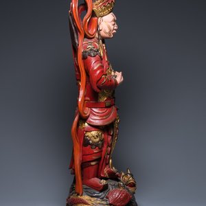 Grande sculpture d'un roi céleste en bois laqué rouge et doré, Vietnam, 19/20ème — photo 3