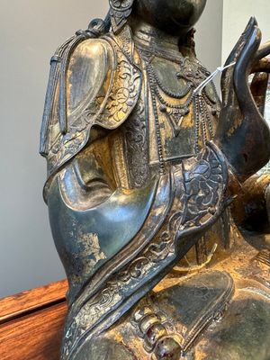 Grande sculpture en bronze laqué et doré représentant un Bodhisattva, Chine, Ming — photo 12