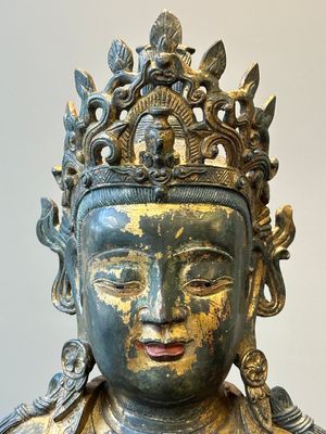 Grande sculpture en bronze laqué et doré représentant un Bodhisattva, Chine, Ming — photo 13