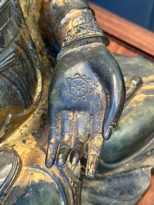 Grande sculpture en bronze laqué et doré représentant un Bodhisattva, Chine, Ming — photo 14