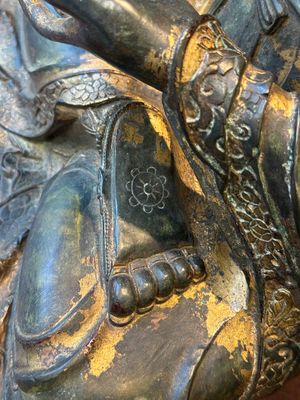 Grande sculpture en bronze laqué et doré représentant un Bodhisattva, Chine, Ming — photo 16