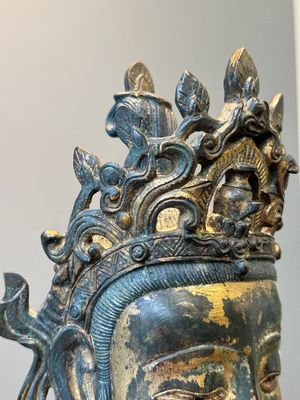 Grande sculpture en bronze laqué et doré représentant un Bodhisattva, Chine, Ming — photo 18