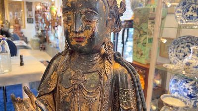 Grande sculpture en bronze laqué et doré représentant un Bodhisattva, Chine, Ming — photo 25