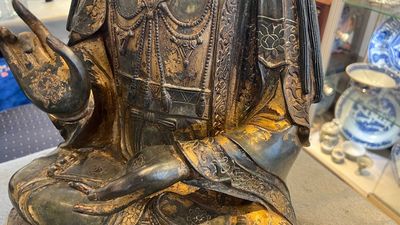 Grande sculpture en bronze laqué et doré représentant un Bodhisattva, Chine, Ming — photo 27