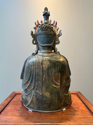 Grande sculpture en bronze laqué et doré représentant un Bodhisattva, Chine, Ming — photo 3