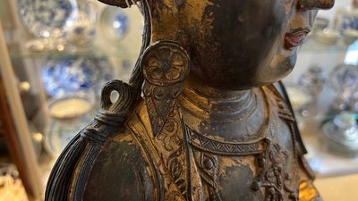 Grande sculpture en bronze laqué et doré représentant un Bodhisattva, Chine, Ming — photo 39