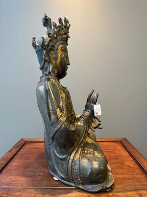 Grande sculpture en bronze laqué et doré représentant un Bodhisattva, Chine, Ming — photo 4